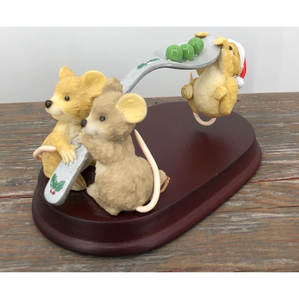 1995 Roman Inc Mice Shooting Peas Figurine Holiday Christmas Decor Unique Rare